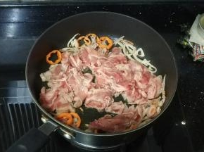 倒入肥牛翻炒均匀