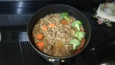 放入一碗水、料酒、酱油、西兰花，中火焖煮5分钟即可（其间试味再调整到合味道）