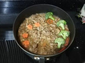 放入一碗水、料酒、酱油、西兰花，中火焖煮5分钟即可（其间试味再调整到合味道）