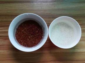 红米、糯米淘洗，我用的是压力锅，不浸泡也是可以的