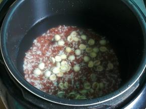 把红米、糯米和莲子都放锅中，加入足量的水