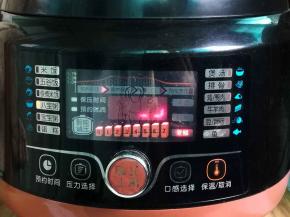 盖好电压力锅，选择了八宝粥键