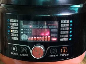 盖好电压力锅，选择了八宝粥键