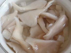 平菇洗净撕碎。