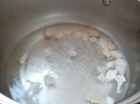 烧一锅开水，将猪肉泥搓成小肉丸煮一会，煮至浮起，加入平菇。