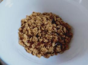 肉松加蜂蜜拌匀。