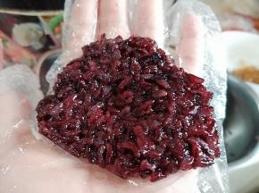 取一个紫米团按扁。