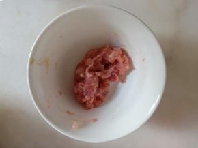 猪肉泥加少许柠檬汁、生粉、宝宝酱油、丁点盐腌渍一会。