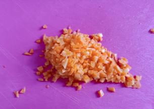 胡萝卜去皮切小块。