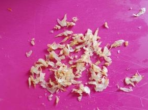 虾米切小块。