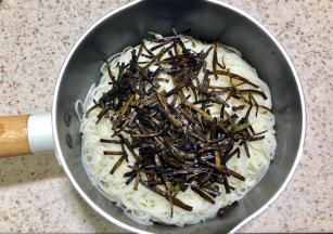 煮熟后倒掉水分，如果是夏天最好过一下凉水哦，放入葱酥，倒两大勺葱酱油拌匀