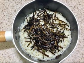 煮熟后倒掉水分，如果是夏天最好过一下凉水哦，放入葱酥，倒两大勺葱酱油拌匀