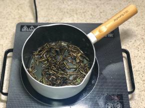 炸至颜色微微颤焦关火