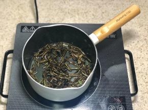 炸至颜色微微颤焦关火