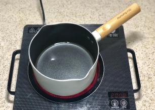 把油放锅中中火加热