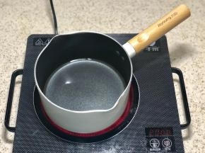 把油放锅中中火加热