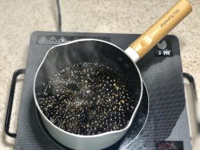 放入老抽生抽和糖，开锅融化即可