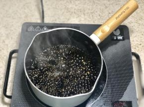 放入老抽生抽和糖，开锅融化即可