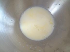 将牛奶，水，全蛋液，炼乳液体材料加入厨师机桶中