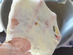 搅打面团开始有弹性出现厚膜准备加入黄油