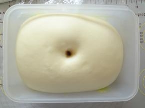 面团发酵到两倍大手指粘粉戳洞，洞口不回缩不塌陷就可以了