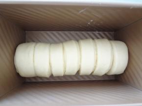 自上而下的卷起来放入土司盒中，开始二发36度70%-75%湿度发酵时间看状态