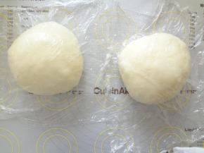 取出面团轻微排气后分割成两份面团盖上保鲜膜松弛30分钟