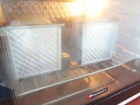 放入预热好的烤箱180度55分钟，中途上色加盖锡纸，出炉震模放在烤网上晾至手温密封保存就可以啦！