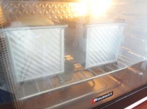 放入预热好的烤箱180度55分钟，中途上色加盖锡纸，出炉震模放在烤网上晾至手温密封保存就可以啦！