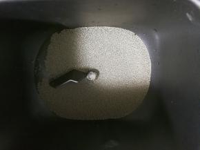 放入温水融化糖，放入发酵粉搅化