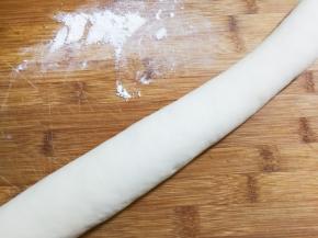 取出面团，搓成长条