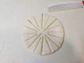 再用干净新的梳子压出纹路