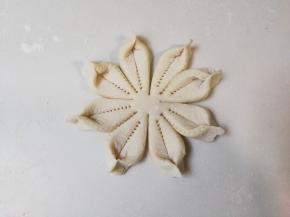 一小份两角捏起来，全部这样捏好