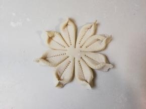 一小份两角捏起来，全部这样捏好