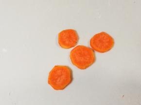 切几片胡萝卜