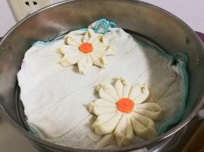 放入蒸锅醒发四十分钟左右，看到表面湿润，冷水开始蒸二十分钟焖三分钟