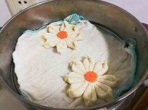 放入蒸锅醒发四十分钟左右，看到表面湿润，冷水开始蒸二十分钟焖三分钟