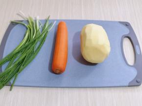 土豆，胡萝卜，小葱去皮，洗干净！