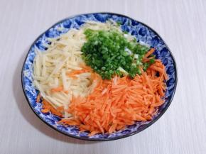 放我们剥丝工具，剥丝！葱花切碎！