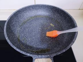平底锅中刷少许食用油！