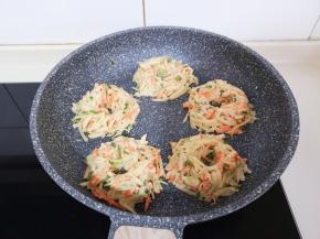 将面糊分5等份！放入锅中，用小勺整理出圆形，再中间留个圆洞洞！如图