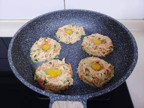 再将鹌鹑蛋磕到洞洞里！