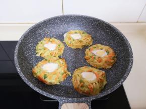小火煎鸡蛋饼！煎至底下凝固！鹌鹑蛋也定型！