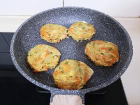 翻一面，煎至两面金黄即可出锅！