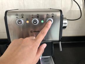 6、待工作指示灯亮起（中间的绿色亮灯），按下酿造开关。