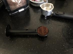 2、用量勺取一平勺研磨好的咖啡。(一杯咖啡大约需要一平勺的咖啡粉）