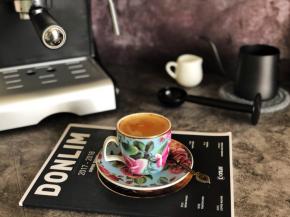 8、一杯香浓的意式浓缩咖啡就可以开始享用了。