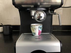 5、将杯子放在杯垫上。