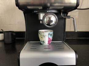 5、将杯子放在杯垫上。