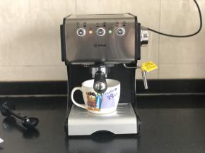 1、首先我们要先预热咖啡机，包括漏斗、滤网和杯，这样咖啡的香味就不会被冷的部件影响。